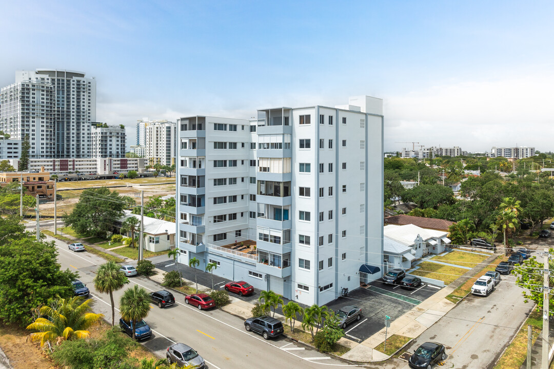 St. Francis Apartments in Hollywood, FL - Building Photo