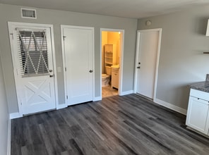 8542 Hollister St in Ventura, CA - Foto de edificio - Building Photo