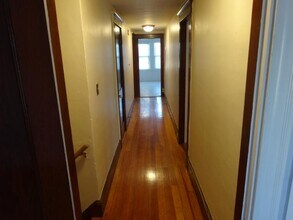 92 Hobart St, Unit 1 in Boston, MA - Foto de edificio - Building Photo