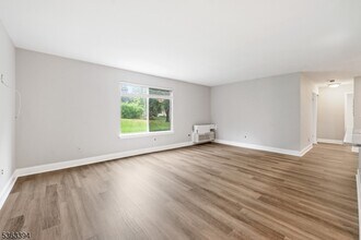111 Aimwick Ct in Franklin Township, NJ - Building Photo - Building Photo