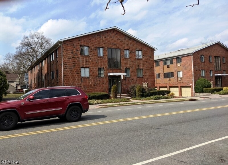 206 Broad St in Bloomfield, NJ - Building Photo