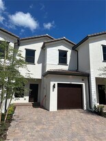 261 SW 159th Way in Pembroke Pines, FL - Building Photo