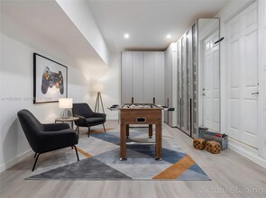 9895 NW 87th Terrace in Doral, FL - Foto de edificio - Building Photo