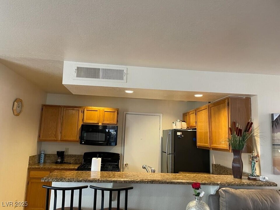 7570 W Flamingo Rd in Las Vegas, NV - Building Photo