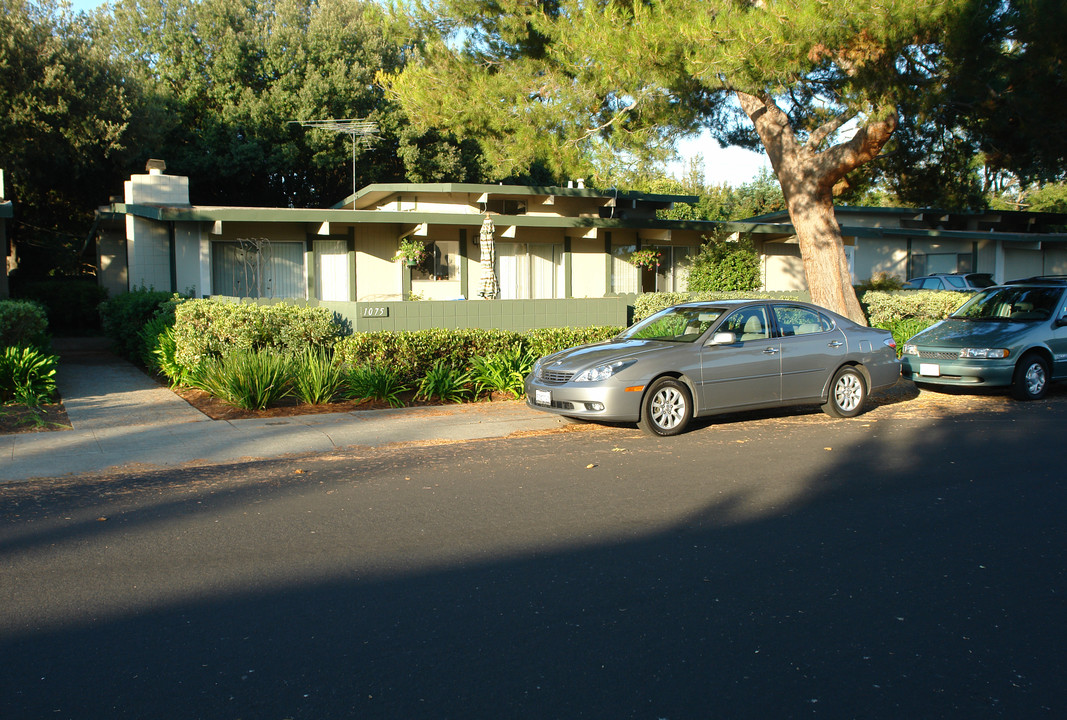 1075 Tanland Dr in Palo Alto, CA - Building Photo