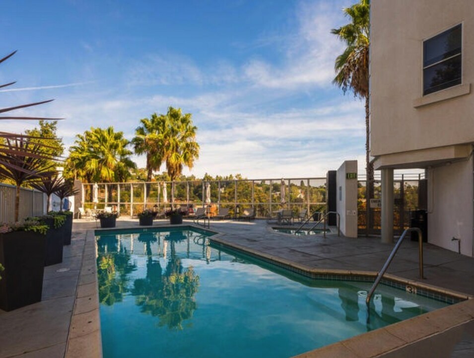 171 N Church Ln, Unit 307 in Los Angeles, CA - Building Photo