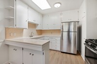 HILL420 in Santa Monica, CA - Building Photo - Interior Photo