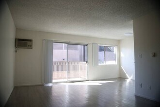 915 N Wilton Pl, Unit 309 in Los Angeles, CA - Building Photo - Building Photo