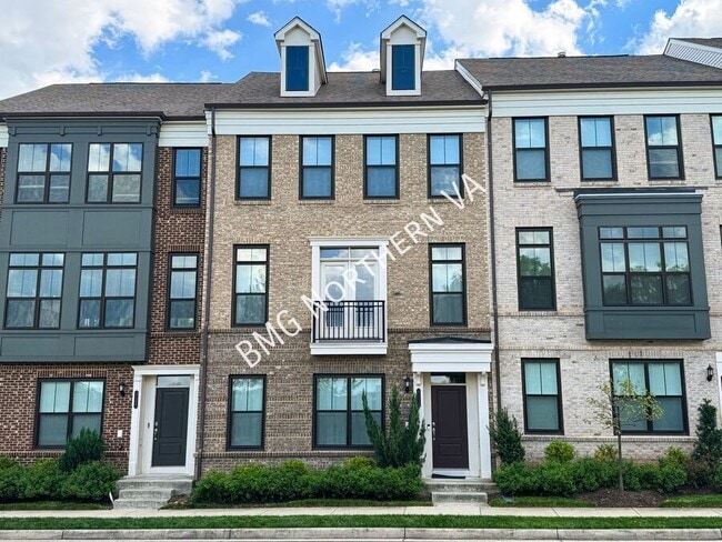 property at 43235 Clarendon Sq