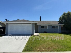 1462 Snyder St in Manteca, CA - Building Photo