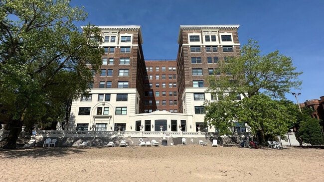 property at 1205 W Sherwin Ave