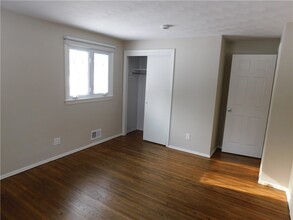 32 Crystal Spring Ln in Fairport, NY - Building Photo - Building Photo