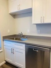 12626 NE 118th St, Apt 2 in Kirkland, WA - Foto de edificio - Building Photo