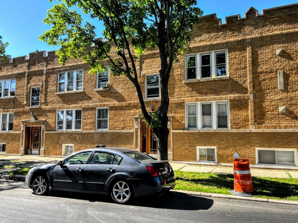 5842 W Barry Ave, Unit 2E in Chicago, IL - Building Photo