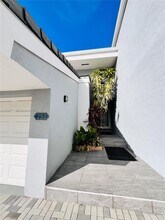 253 Poinciana Island Dr in Sunny Isles Beach, FL - Foto de edificio - Building Photo
