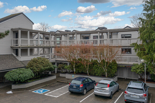 Harbour Village Condominiums in Kenmore, WA - Foto de edificio - Building Photo