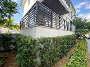 8248 NW 48th Terrace in Doral, FL - Building Photo - Building Photo