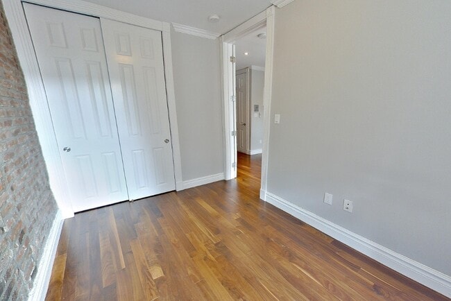 564 Hudson St in New York, NY - Building Photo - Building Photo