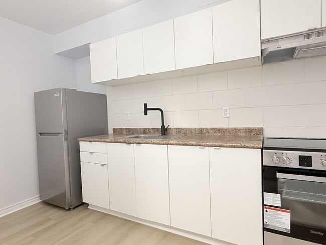 1989 Wyandotte St W in Windsor, ON - Building Photo - Building Photo