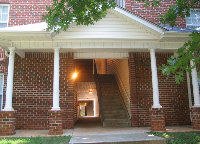 Student Housing - Gorman Parkwood in Raleigh, NC - Foto de edificio - Building Photo