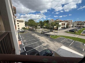 8860 Fontainebleau Blvd in Miami, FL - Building Photo - Building Photo