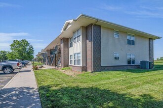 Ottawa Plains Apartments in Ottawa, KS - Foto de edificio - Building Photo