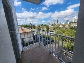 3944 NE 167th St in North Miami Beach, FL - Building Photo - Building Photo