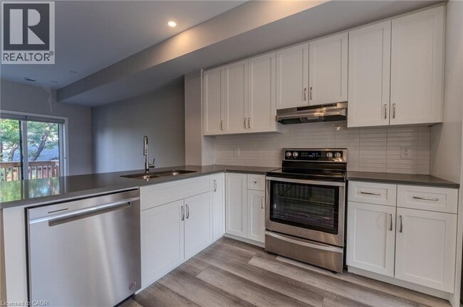 720 Grey St in Brantford, ON - Building Photo - Building Photo