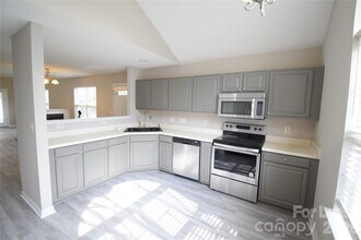 8616 Robinson Forest Dr in Charlotte, NC - Building Photo - Building Photo