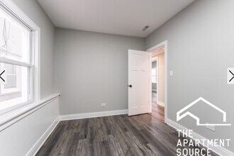 1923 N Pulaski Rd, Unit G in Chicago, IL - Foto de edificio - Building Photo