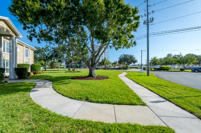 1050 Rafael Blvd NE in St. Petersburg, FL - Foto de edificio - Building Photo