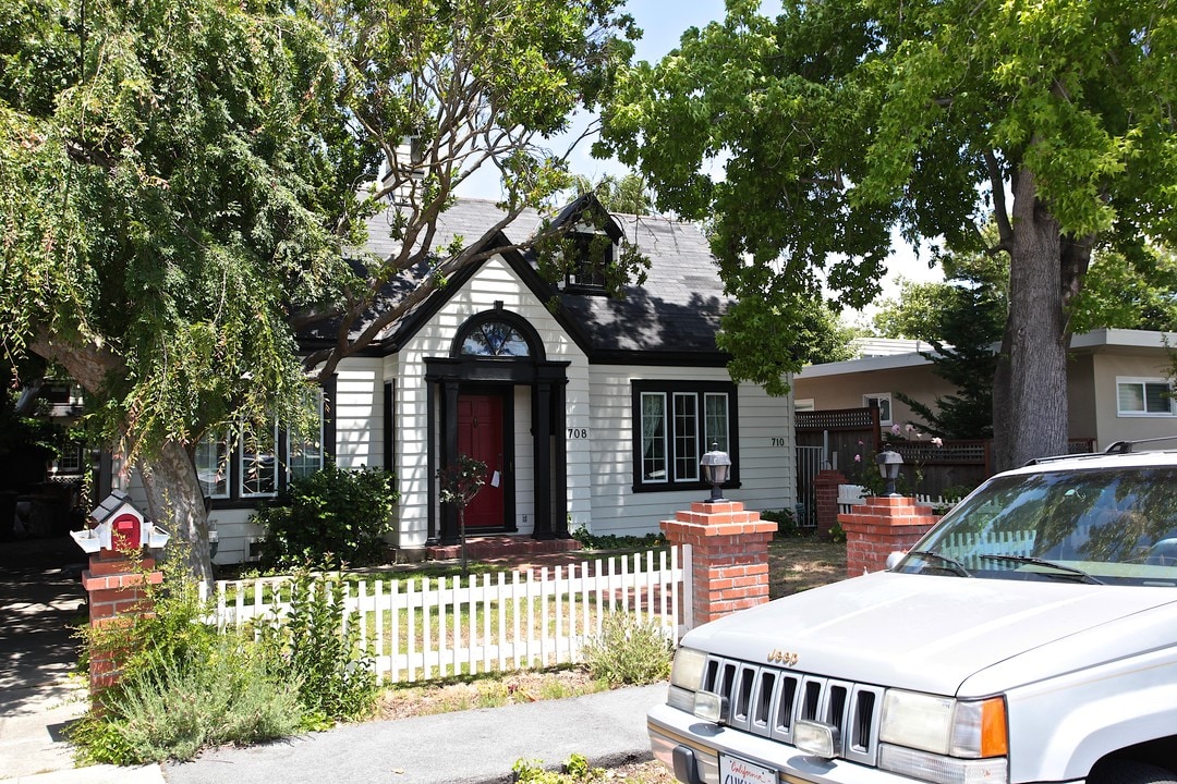 708 Crossway Rd in Burlingame, CA - Foto de edificio