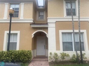 12949 SW 30th St in Miramar, FL - Foto de edificio - Building Photo