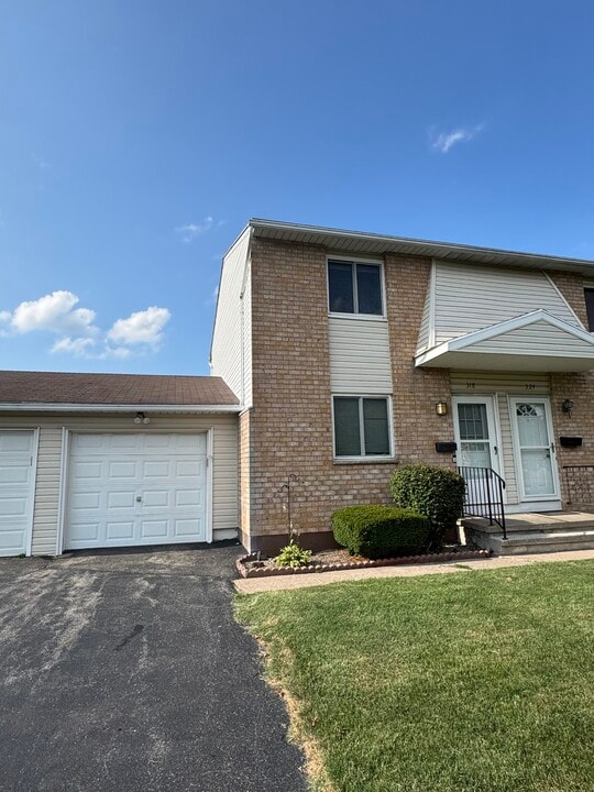 318 Fox Run in Rochester, NY - Building Photo