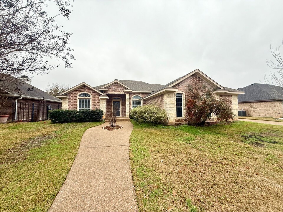 9113 Monarch Dr in Woodway, TX - Building Photo