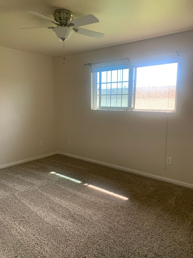 65 W Spring Ln in Lemoore, CA - Building Photo - Building Photo