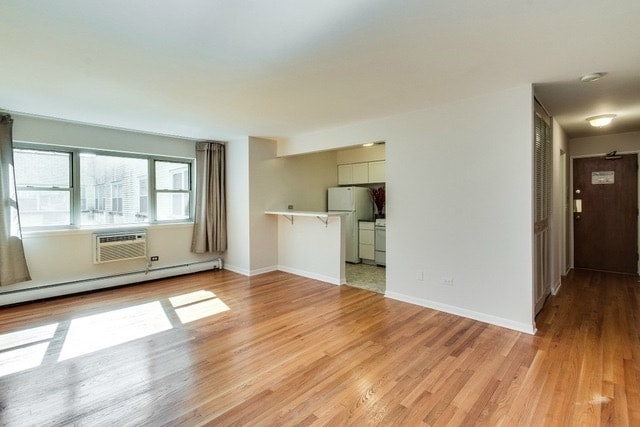 420 W Aldine Ave, Unit 526 in Chicago, IL - Foto de edificio - Building Photo