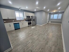 5847 W Corcoran Pl in Chicago, IL - Building Photo - Building Photo