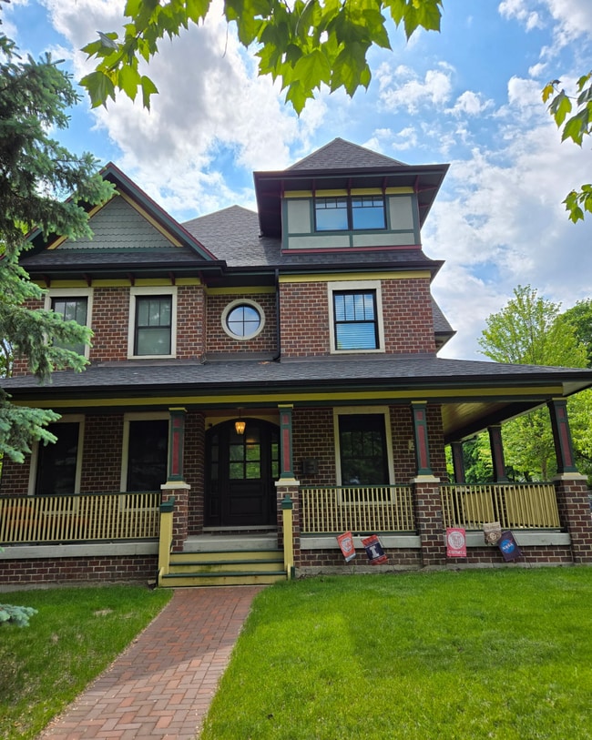 203 S Columbia St in Naperville, IL - Building Photo - Building Photo