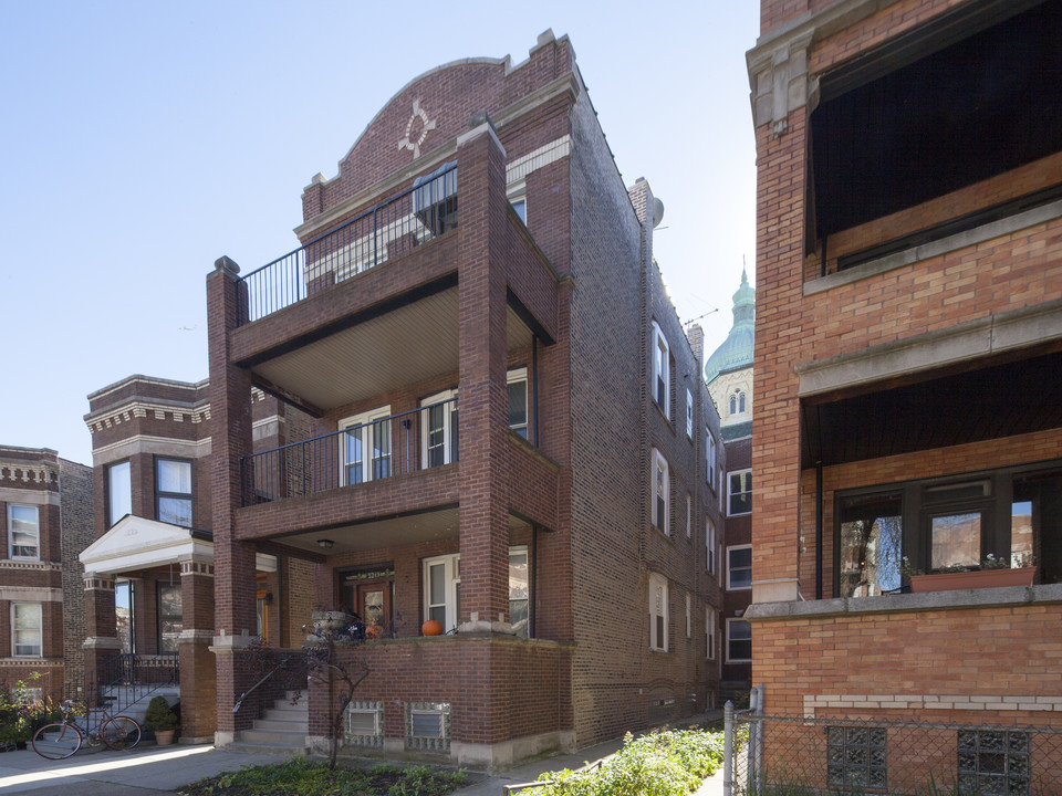 2249 W Iowa St in Chicago, IL - Foto de edificio