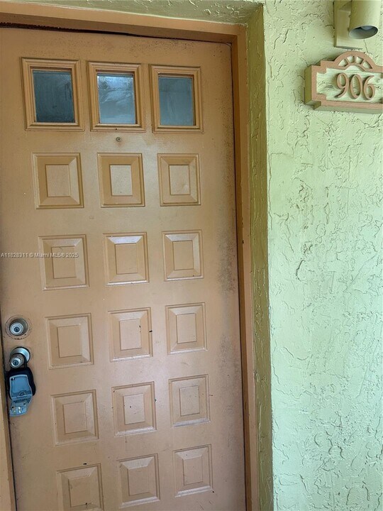 906 Coral Club Dr in Coral Springs, FL - Building Photo