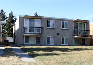 4221 Bow Trl SW in Calgary, AB - Building Photo - Building Photo