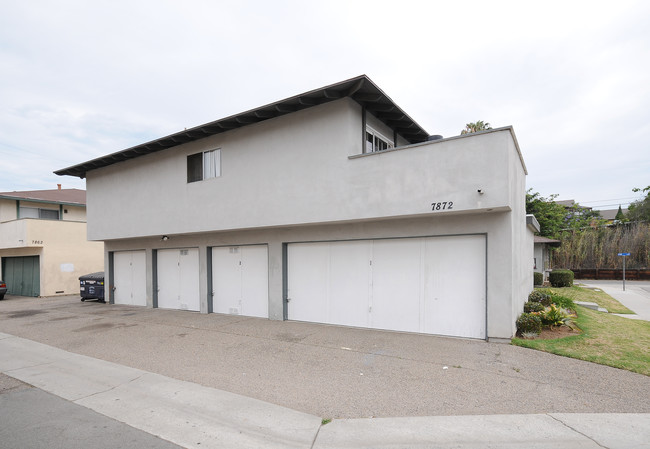 Fox Circle Apartments in Huntington Beach, CA - Foto de edificio - Building Photo