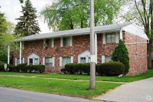 109 E River St in Elyria, OH - Building Photo