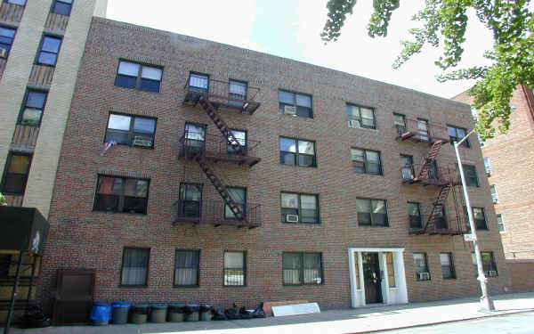 170 E 3rd St in New York, NY - Foto de edificio - Building Photo