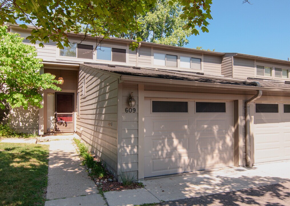 609 Watersedge Dr in Ann Arbor, MI - Building Photo