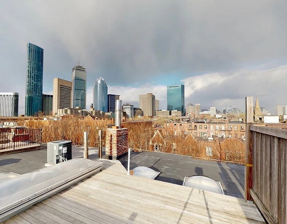 16 Wellington St, Unit 4 in Boston, MA - Foto de edificio