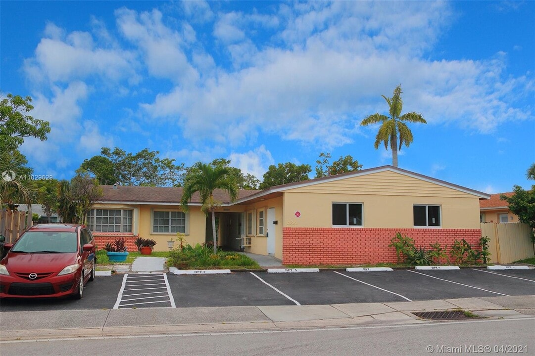 5881 NE 18th Ave-Unit -2 in Fort Lauderdale, FL - Building Photo
