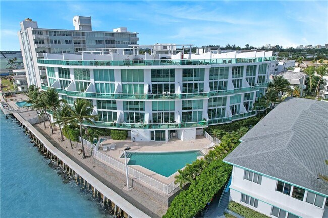 2000 Bay Dr, Unit 205 in Miami Beach, FL - Building Photo - Building Photo