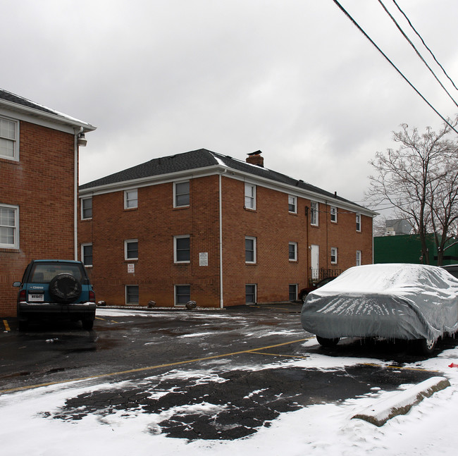 22 S Pershing Ave in Akron, OH - Foto de edificio - Building Photo